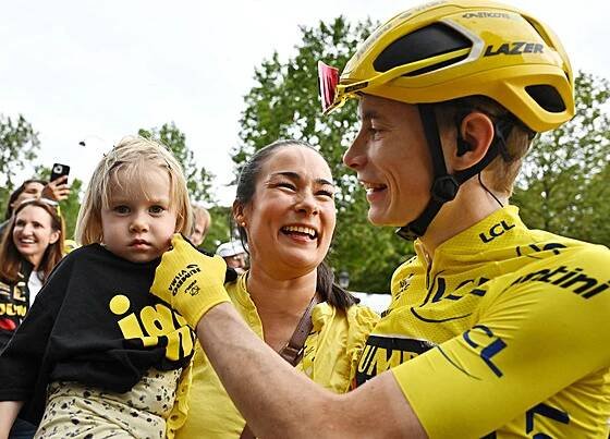 Jonas Vingegaard a Trine Hansenová s dcerou během oslav triumfu na Tour 2023
