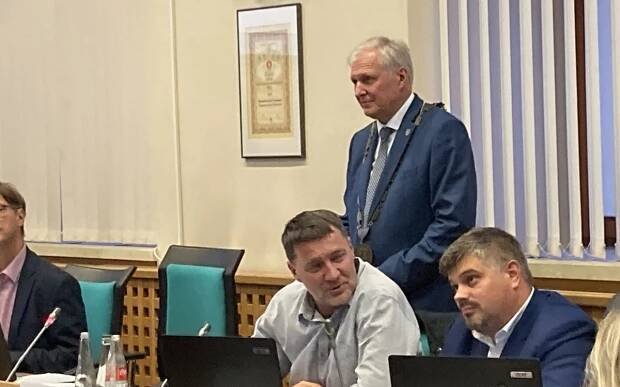 Chomutov už má náhradu za obviněného primátora. Obviněný ředitel strážníků zůstává ve funkci