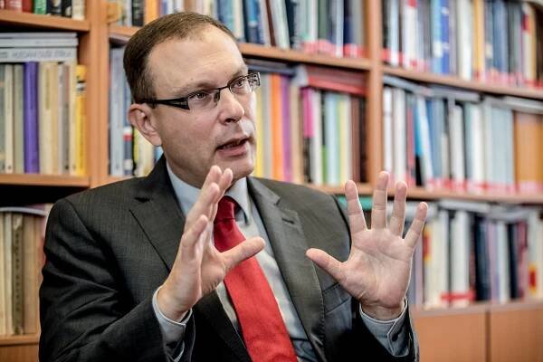 Ústavní právník Jan Kysela: Pánem vlády je premiér, ne prezident