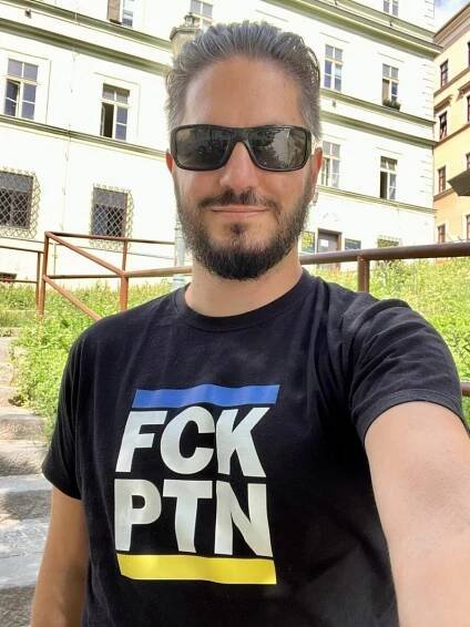 Politolog Miloš Gregor vystupuje jako bojovník s dezinformacemi, sám ale manipuluje veřejnost a propaguje své politické oblíbence. Naopak haní jejich politickou konkurenci. Veřejnoprávní média si jej přesto zvou do svých pořadů. 