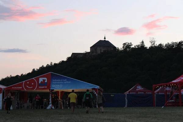 Okolí památek je plné odpadků i lidských výkalů