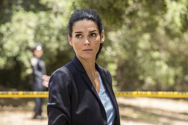Rizzoli & Isles: Vraždy na pitevně - V bohatství či chudobě - Z filmu