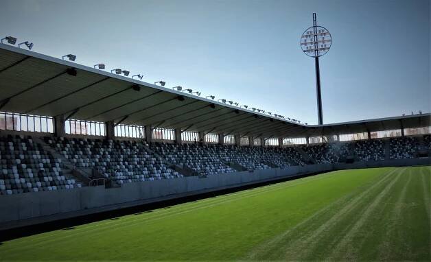 Fotbalový stadion v Hradci Králové finišuje, první zápas se blíží. Podívejte se