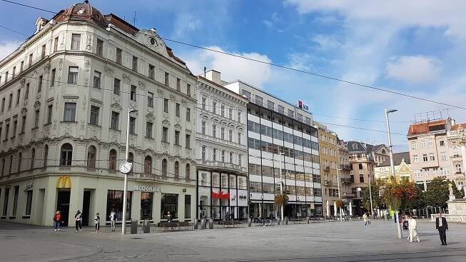 Zpřísnění vjezdu na náměstí Svobody v Brně: auta jen dopoledne, taxi úplný zákaz