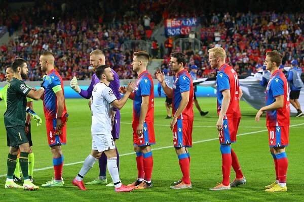 Blondýna, která se ztratila? Plzeň po losu baví internet, Horváth pod lavinou