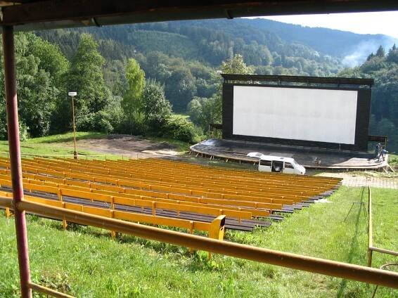 Mezi stálice patří letní kino v Bystřičce a ve Valmezu. Promítá se ale i jinde