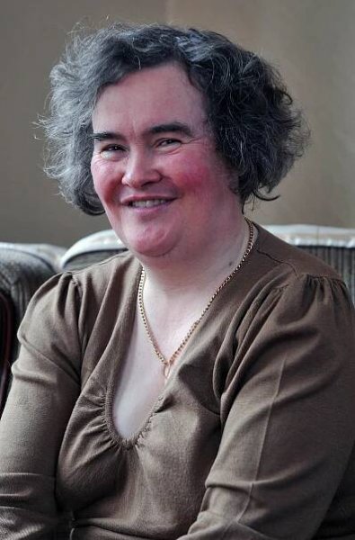 Musela snášet posměch i přezdívku stará panna. Dnes je Susan Boyle stylovou dámou v růžovém, co zraje jako víno