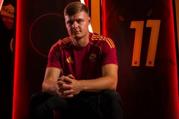 Evan Ferguson in AS Roma jersey.