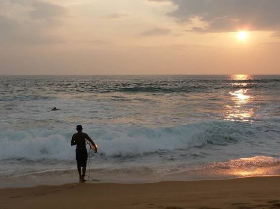 back view of a man with a surfing board on the hik 2023 03 03 01 36 28 utc - Delux Holidays