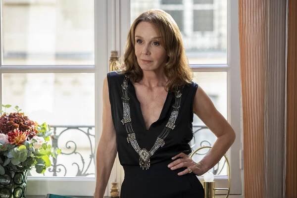 Sylvie je skutečnou ikonou Emily in Paris: Inspiruje ženy 50+ i 60+! Čím okouzlila?