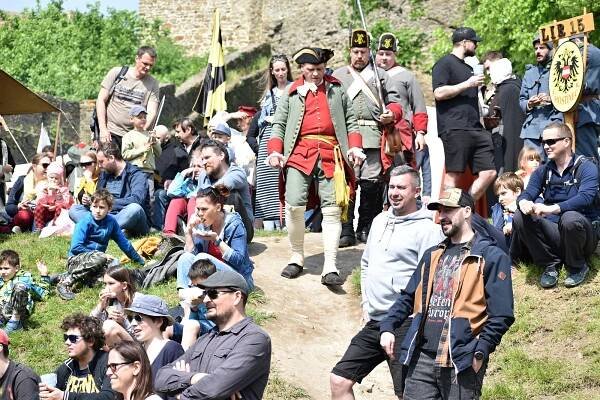 VIDEO: Helfštýn obsadili šermíři či vojáci. Vojenská historie přitáhla davy lidí