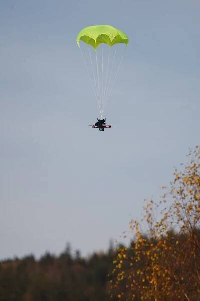 Padající dron může i zabít. Studenti z Liberce pro něj vyrobili padák