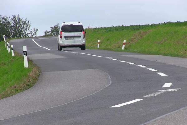 Silnice u Částkova není bezpečná ani po rekonstrukci. Nový povrch řidiče svádí k rychlé jízdě - ZLIN.CZ