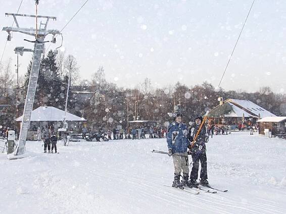 FOTOGALERIE: Sjezdovku pokryl umělý sníh