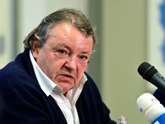 Rychlovka u soudu. Král se zdržel v zácpě, pak vypovídal deset minut