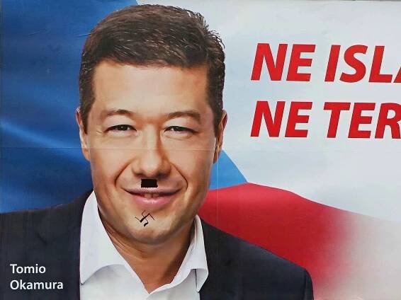 Knír a hákový kříž přimaloval například neznámý pachatel Tomio Okamurovi na billboardu v Jugoslávské ulici v Brně.