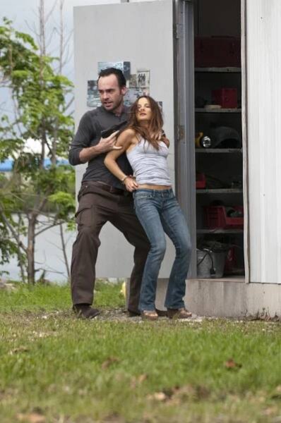 Status: Nežádoucí - Dlouhá cesta zpátky - Z filmu - Paul Blackthorne, Gabrielle Anwar