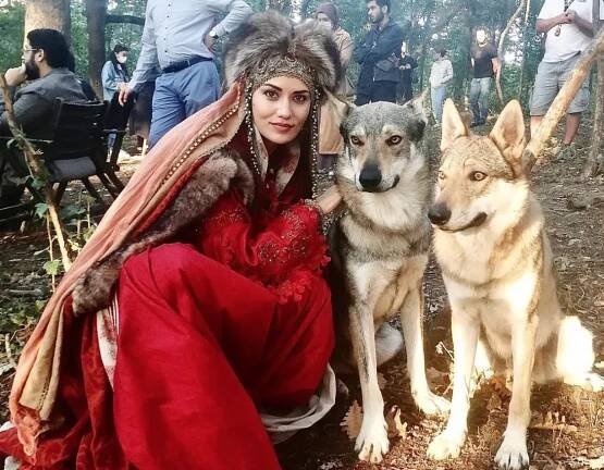 Fahriye Evcen as Akça Hatun in the historical drama Alparslan- Büyük Selçuklu (Alparslan- The Great Seljuks)