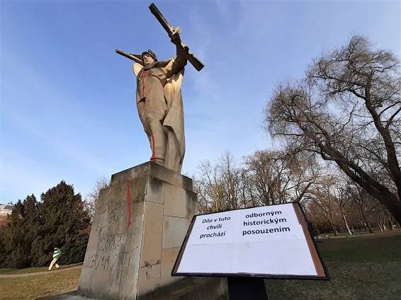 Žádný rudoarmějec, ale okupant. Petice brojí za odstranění sochy vojáka v parku