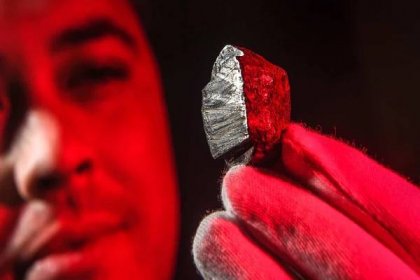 Po téměř 70 letech vědci potvrzují objev nového minerálu, který má navíc mimozemský původ