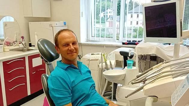 Jsme řemeslníci v bílých montérkách, říká zubař Peter Novák ze Sloupnice