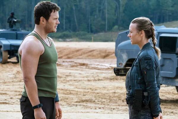 Chris Pratt and Yvonne Strahovski in The Tomorrow War