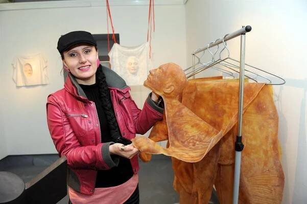Umělkyně Alena Kupčíková: Své obrazy tvořím z ženských chloupků