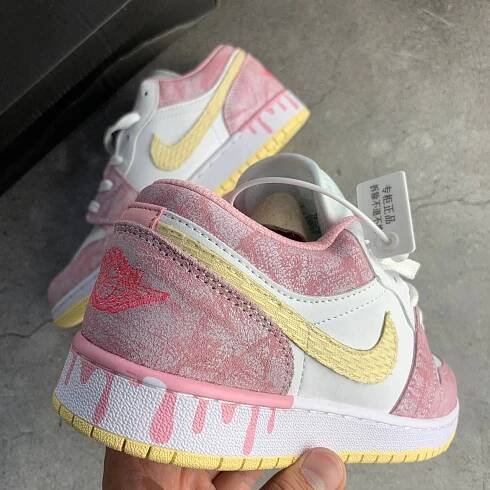 Кроссовки Nike Air Jordan 1 Low GS Paint Drip Strawberry Ice Cream
