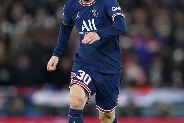 Lionel Messi scores over-head kick as PSG thrash Clermont in Ligue 1 opener