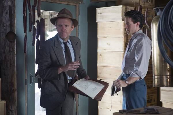 Manhattan - Záskok - Z filmu - John Benjamin Hickey, Ashley Zukerman