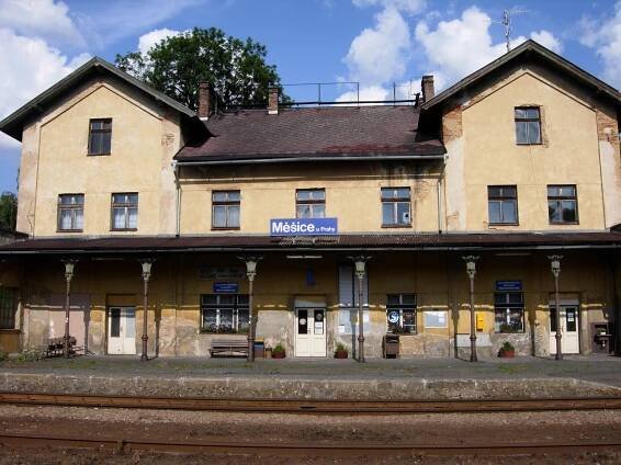 Soubor:Měšice u Prahy, železniční zastávka.jpg