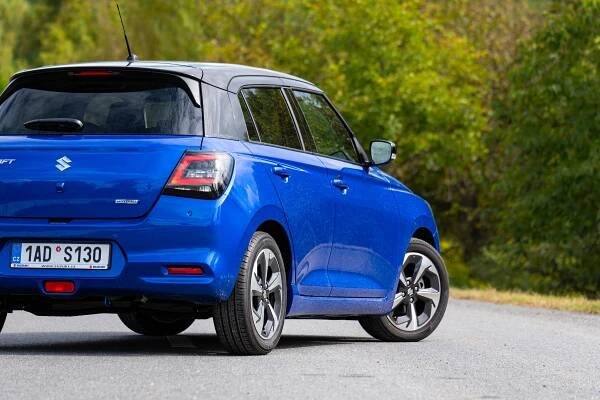 Mrňous ze staré školy: Suzuki Swift je tak jednoduché a lehké auto, jak to jen jde. A je za slušné prachy