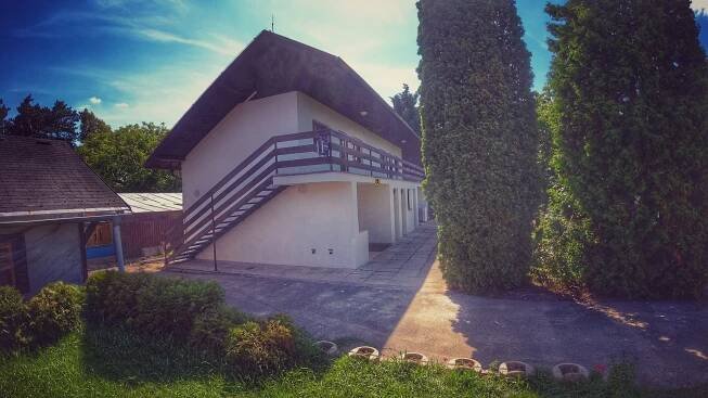 TrioCamp – Dolní Chabry – Praha » Kempování – karavany a stany