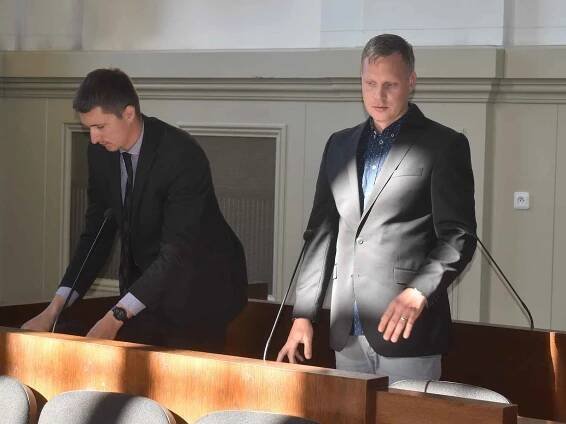 Jan Vachtl (vpravo) u plzeňského městského soudu.