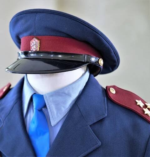 FOTO: Policejní uniformy a helmy. Unikátní výstava je připravena v Sokolově