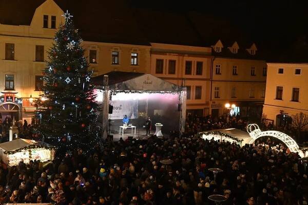 Písek svítí! V neděli se slavnostně rozzářil strom, adventní městečko i kluziště