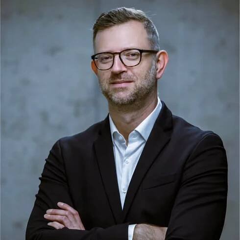 Jan Burian – I am a speaker & analyst & author covering disruptive digital technologies & industrial sector