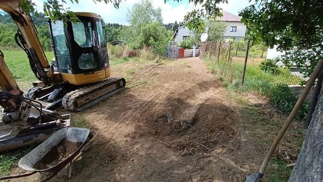 Zemní a výkopové práce pásovým bagrem Caterpillar za 900 Kč Nalžovské Hory, Nalžovy Machinery-KM • Firmy.cz