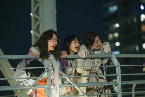 Rjó Macuura, Mai Fukagawa, Jurina Janagi - Džinsei ni cunda moto idol wa, aka no tanin no ossan to sumu sentaku wo šita - Z filmu