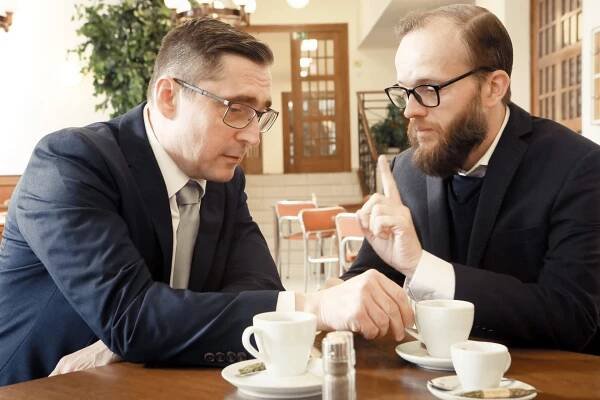 FOTO: Jiří Vyorálek jako Tomáš Vichr a Vladimír Škultéty jako tiskový mluvčí Netík. – stránka 2