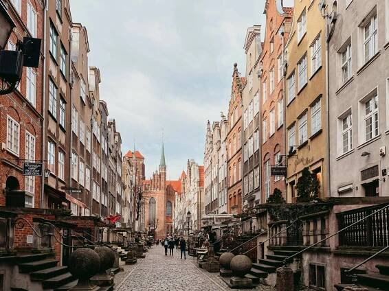 In der Danziger Altstadt führt der Weg durch die Mariengasse mit Blick auf die Marienkirche.