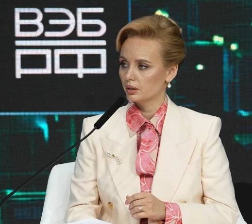Putinovy dcery opět na veřejnosti. Poprvé obě promluvily na prestižním fóru