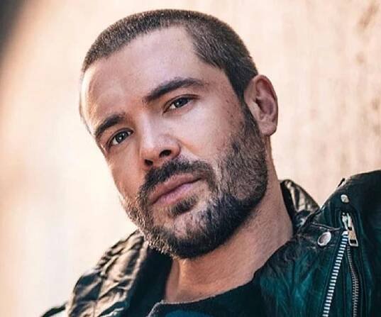 Charlie Weber Biography - Facts, Childhood, Family Life & Achievements