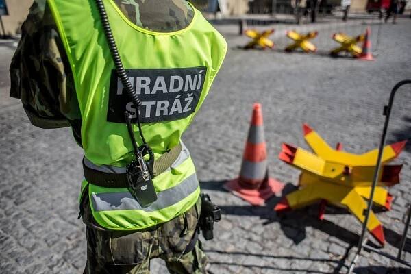 Na Hradě čekají turisty kontroly, výlet k Orloji je naopak nezdrží