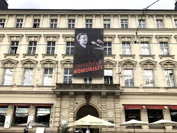 FOTO: „Zavražděna komunisty.“ V Praze visí velkoplošné vizuály s Miladou Horákovou
