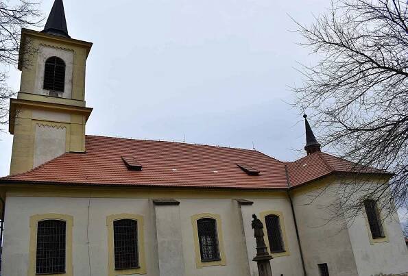 Jižní strana kostela Narození Panny Marie v Novém Strašecí.