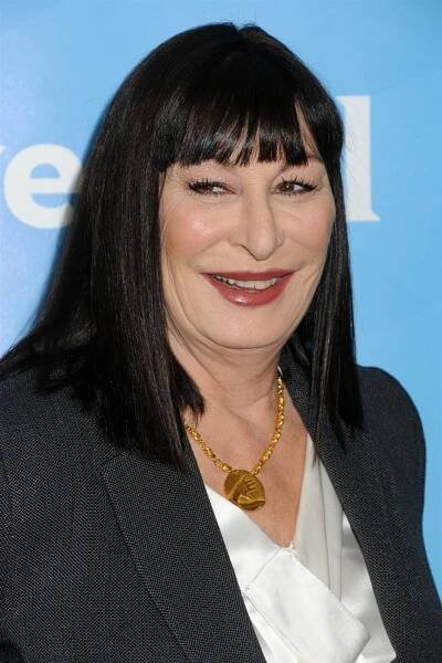 Morticia z Addamsovy rodiny vypadá jako maska, zřejmě kvůli plastikám