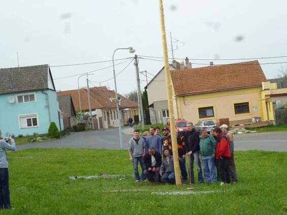 Stavění máje Zdislavice + mše - Stavění máje Zdislavice + mše - Oficiální stránky obce Troubky-Zdislavice