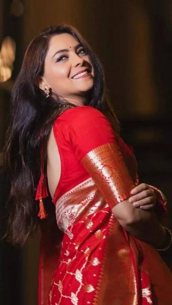 Sonalee Kulkarni shines in Red Banarasi saree