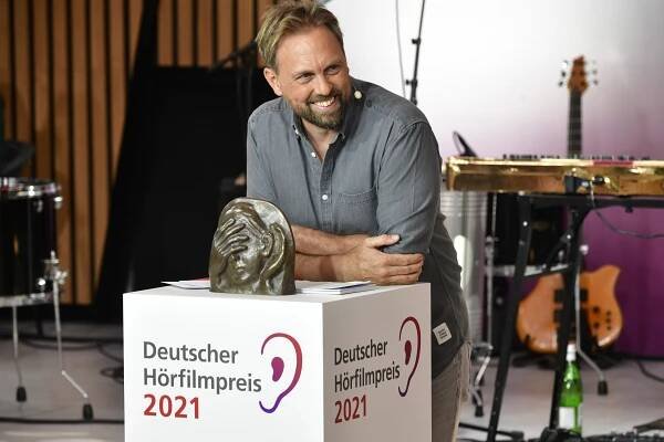 deutscher_hörfilmpreis_vaterblut_agentur_preisverleihung_bühne_moderator_award_steven_gätjen